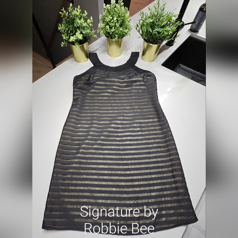 SIGNATURE BY ROBBIE BEE Très jolie robe d'occasion, tissus noir sur champagne
